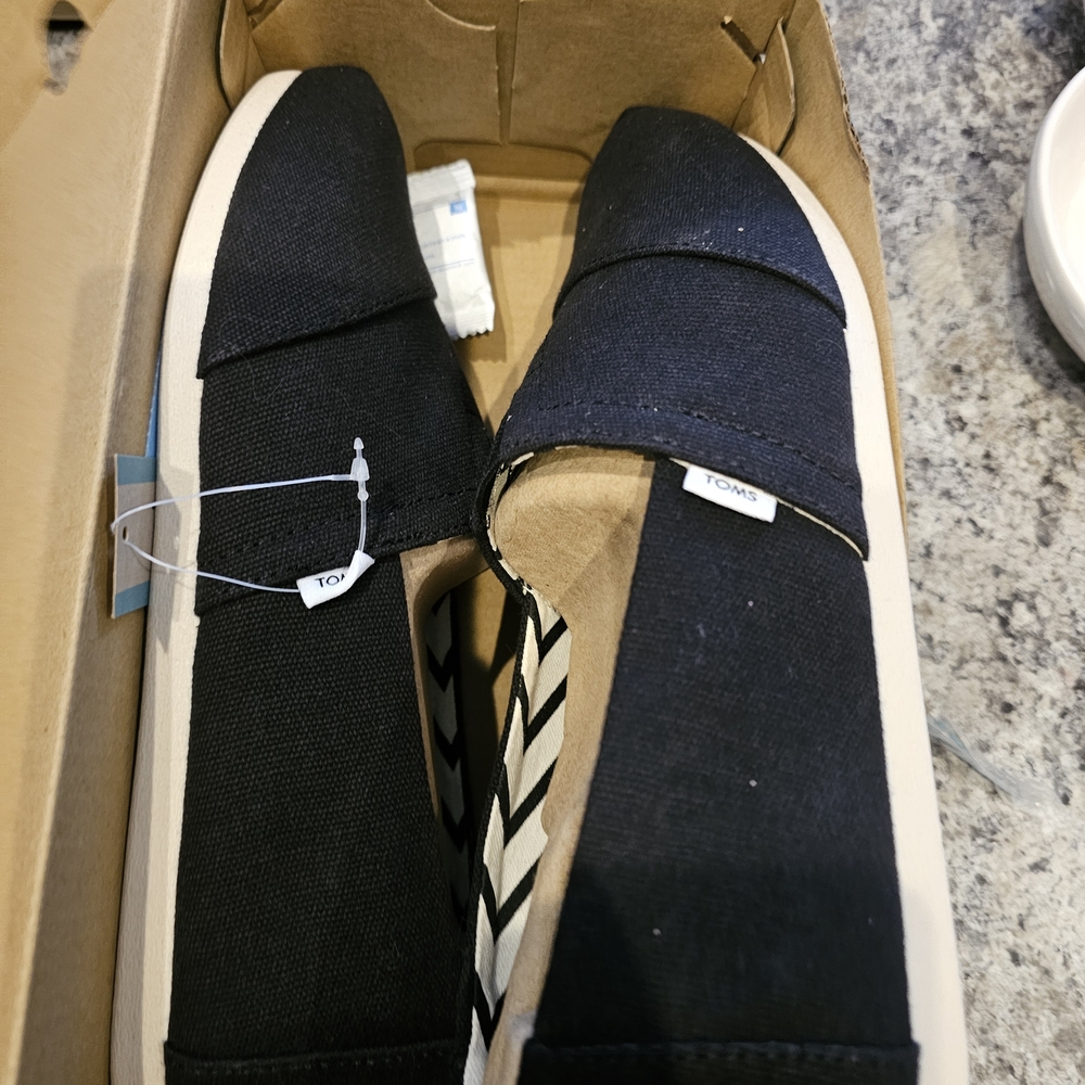 TOMS Men's Black and Cream Slip-On Loafers